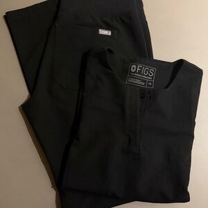 FIGS Kasane Scrub Top and Livingston Basic Scrub Pants in Black - XS